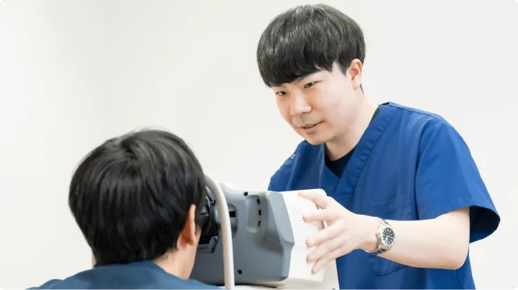 視能訓練士が患者の視力検査を行う様子
