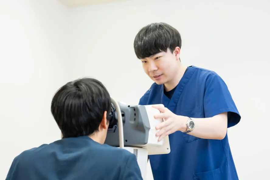 視能訓練士が患者の視力検査を行う様子