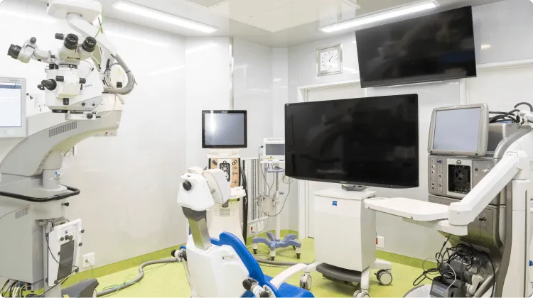 眼科手術に使用する医療機器が設置された手術室
