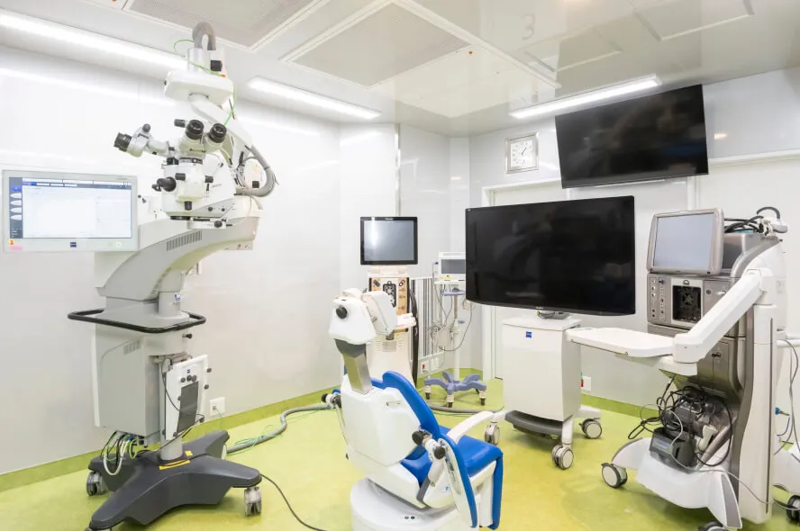 眼科手術に使用する医療機器が設置された手術室